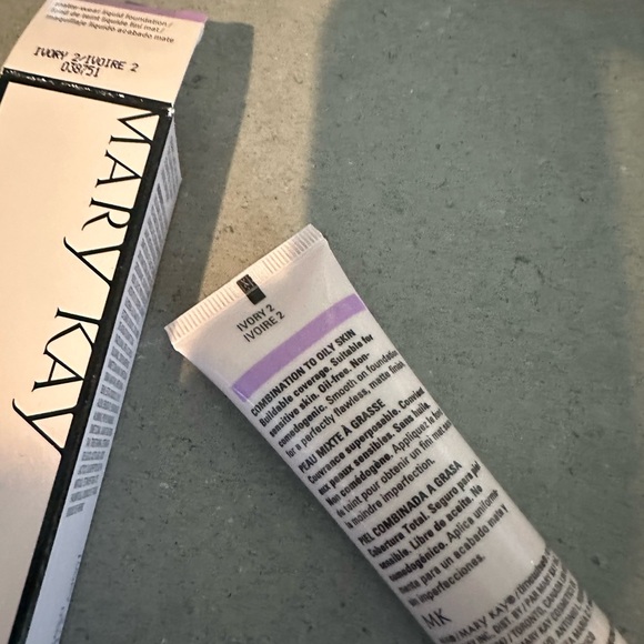 Mary Kay Timewise Foundation Makeup - Picture 3 of 4